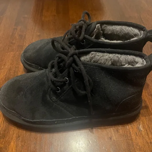 UGG Neumel boots- size 7 (fits women size 8) - Picture 2 of 5